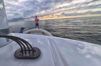 DECKSEAL MATALAPROFIILINEN KAAPELIN LÄPIVIENTI, MUSTA