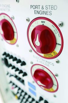 E-SARJAN PÄÄVIRTAKYTKIN ON-OFF-EMERGY-BOTH