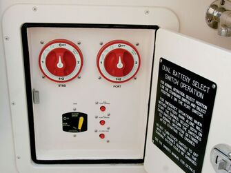 HD-SARJAN PÄÄVIRTAKYTKIN 1-2-OFF-BOTH, PUNAINEN