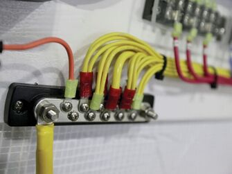 KYTKENTÄKISKO 150A, 10 LÄHTÖÄ SUOJAKANNELLA