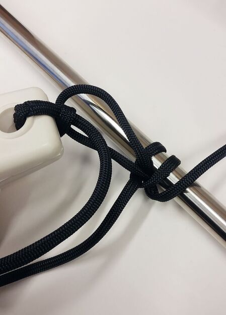 LITTEÄ LEPUUTTAJANKÖYSI 40MM SILMUKALLA, 2M, HALK. 8MM, MUSTA